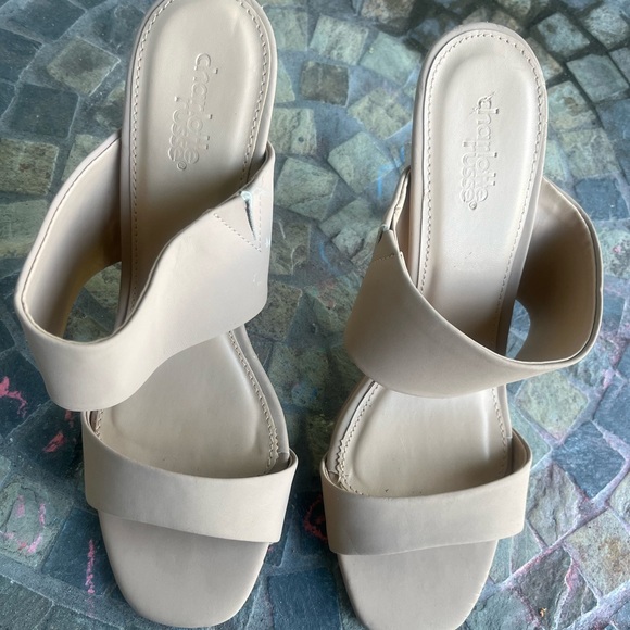 Cream Heels - Picture 1 of 8